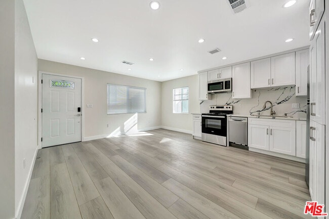 Photo - 10953 Whitegate Ave