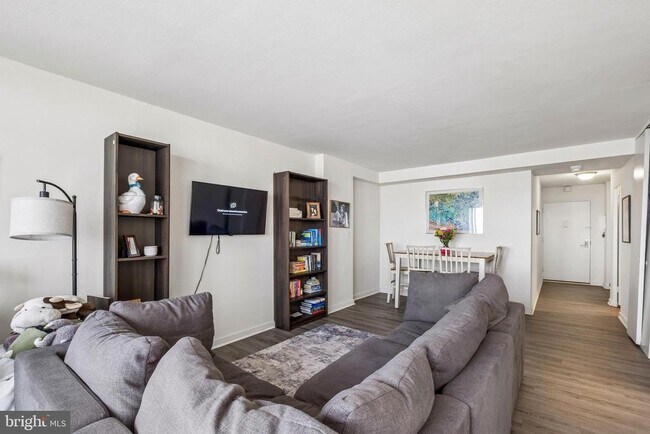 Building Photo - 604 S Washington Square Unit 2904