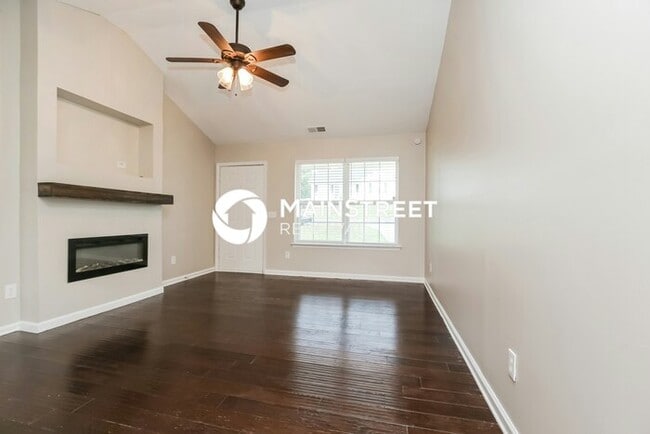 Photo - 3 Bedroom Pet-Friendly Home in LA VERGNE, TN with Main Street Renewal