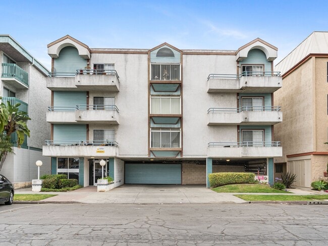 3485 Linden Ave