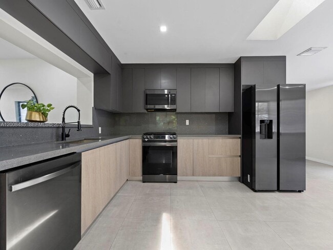 Building Photo - 252 E 36th St