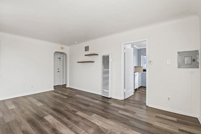 Building Photo - Spacious Studio Apartment Unit 5