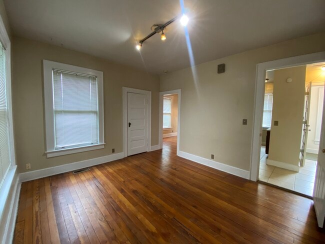 Living room - 616 SE 3rd St Unit 2