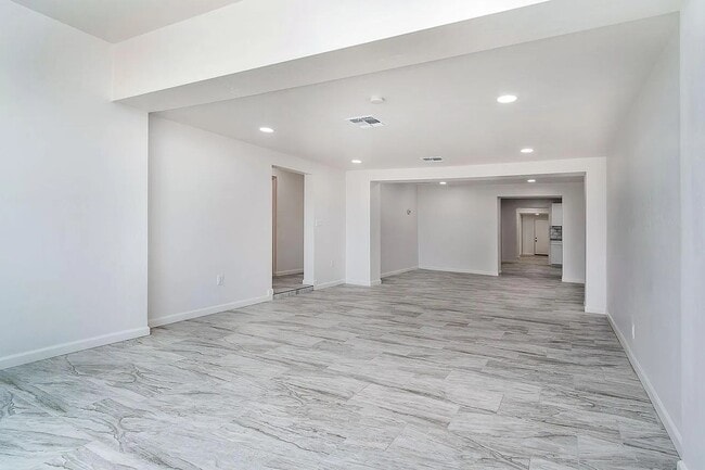 Building Photo - 1017 E West Cir Dr
