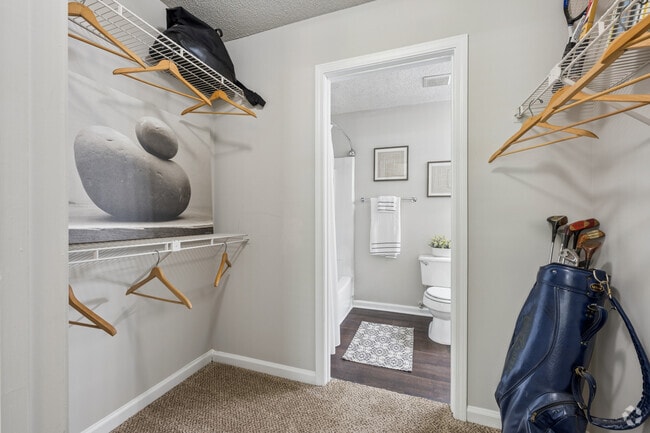 2BR, 2BA - 1,325SF - Walk-In Closet
