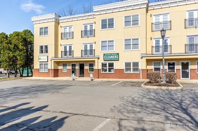 Photo - 160 Durham Ave Unidad 205