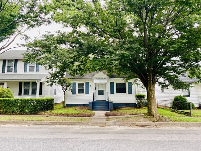 Photo - Adorable 2bdrm/1bth Bungalow Conveniently ...