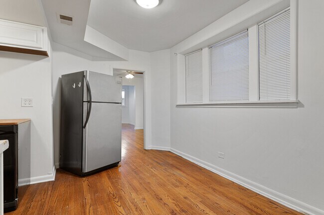 Photo - 665 W Roscoe St