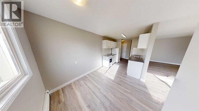 Photo - 10105-10107 107 Ave