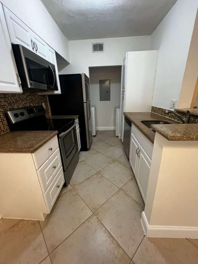 Building Photo - 10354 Fox Trail Rd S Unit 1501