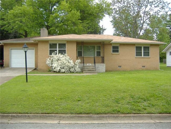 Building Photo - 1212 W Pine St