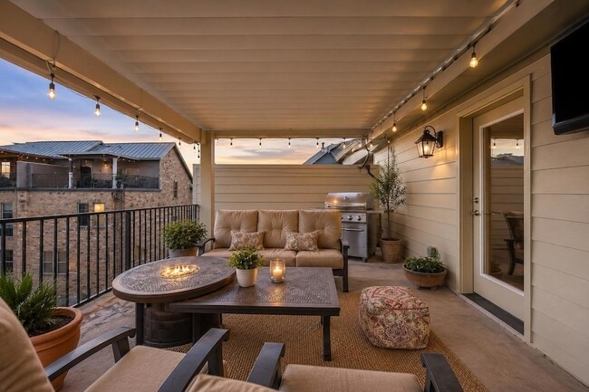 Photo - 1112 Highknoll Ln