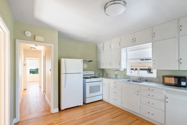 Photo - 485 36th St Unit Sunny spacious top