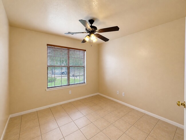Building Photo - 18523 Spinney Ln