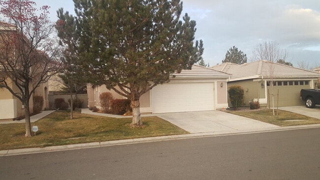 Building Photo - 2 bedroom 2 bath home, 2 car garage, in So...