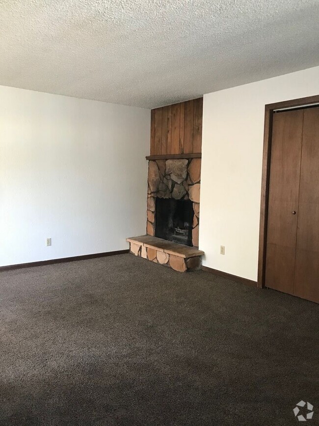 Building Photo - 2 Bedroom 1 Bath 4Plex-5 Mins from Campus Rental