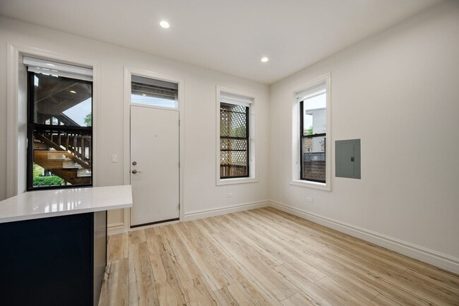 Photo - 1710 W Belmont Ave Unit 202