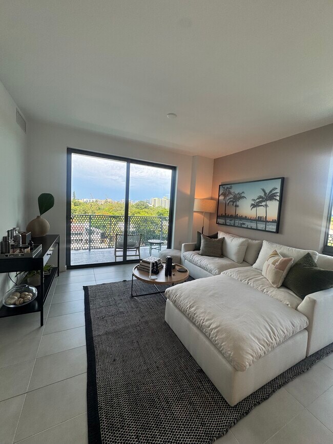 Photo - 999 SW 6th St Unidad 811