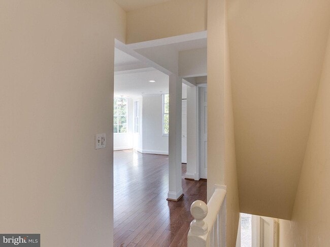 Light filled entry - 322 S Washington St Unit Upper