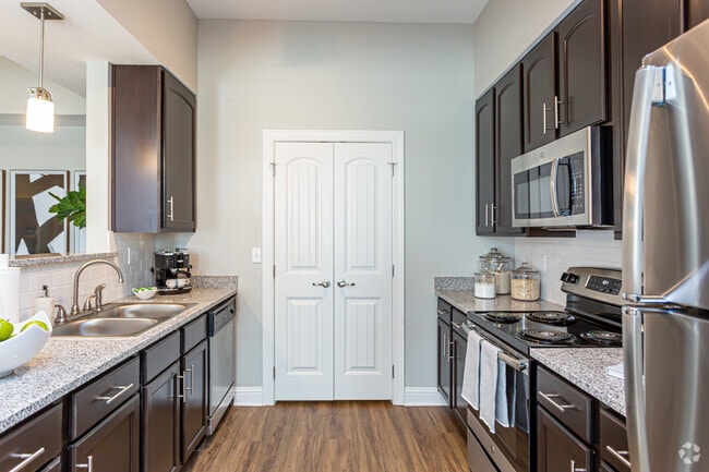 2 BR, 2 BA - 1090 SF