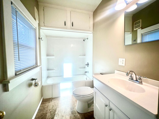 Photo - 5124 Allen St