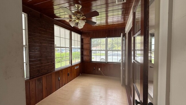 Photo - Annual 2 Bedroom + Den / 2 Bath Home – Sar...
