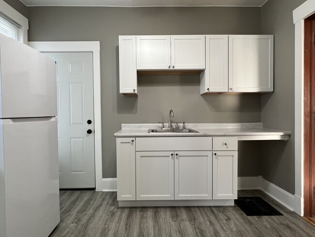 Building Photo - 117 E 8th St Unit 0 Rental
