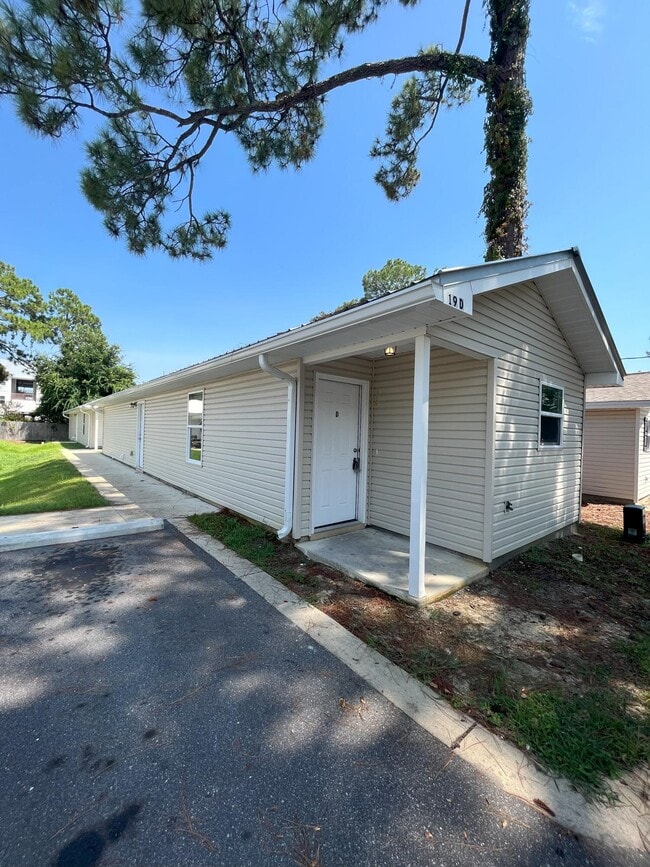 Building Photo - 19 Park Cir SE Unit D