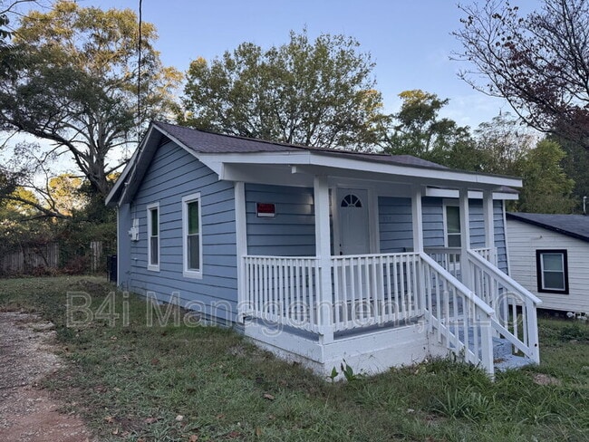 Photo - 209 Banks St