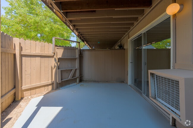2BR, 1BA - 950 SF - Patio