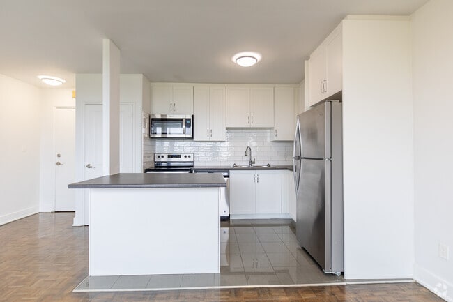 2BR, 1BA - 799SF - Kitchen
