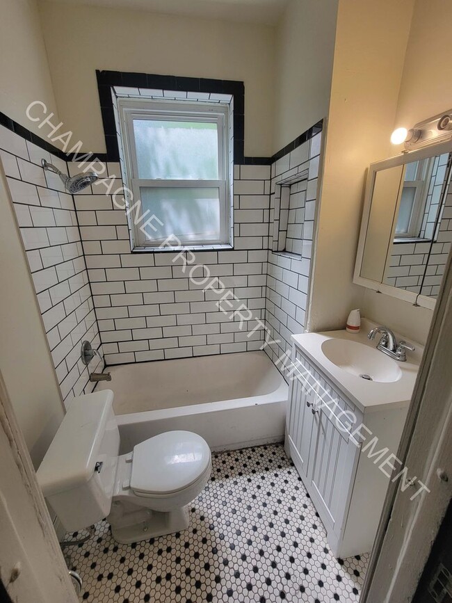 Photo - Newly Renovated 2 Bed 1 Bathroom Apartment Unidad 1W
