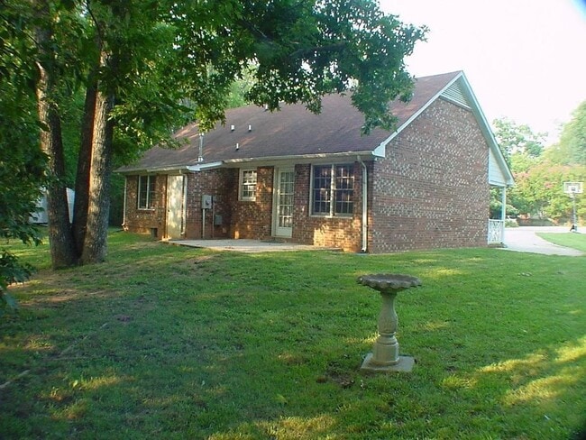Building Photo - COMING SOON!!! Great 2 Bed 1 Bath in MEBAN... Rental