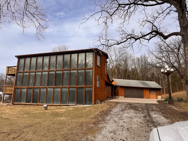 Building Photo - Nice large country setting close to town