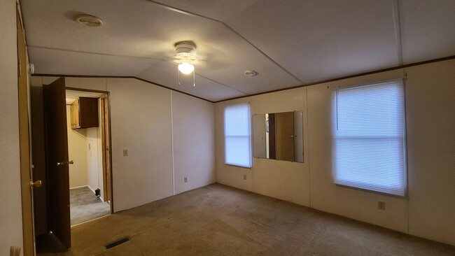 Photo - 77 Saturn Ln