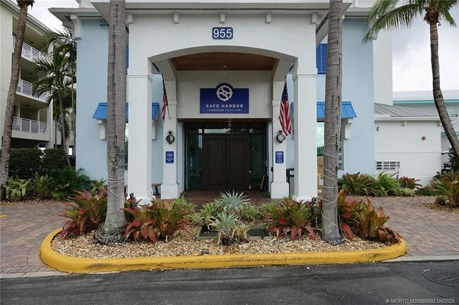 Building Photo - 975 NW Flagler Ave Unit 306