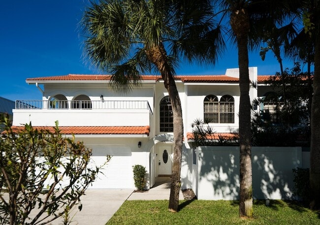 Photo - 665 Jeffery St