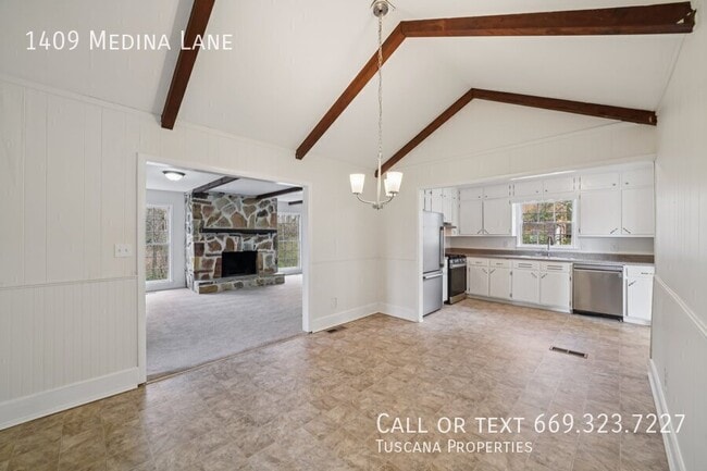Photo - 1409 Medina Ln