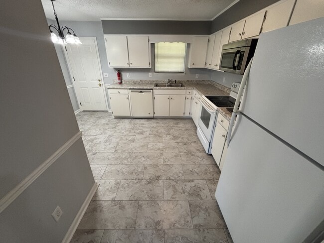Photo - 2403 Rodney Dr Unit SE