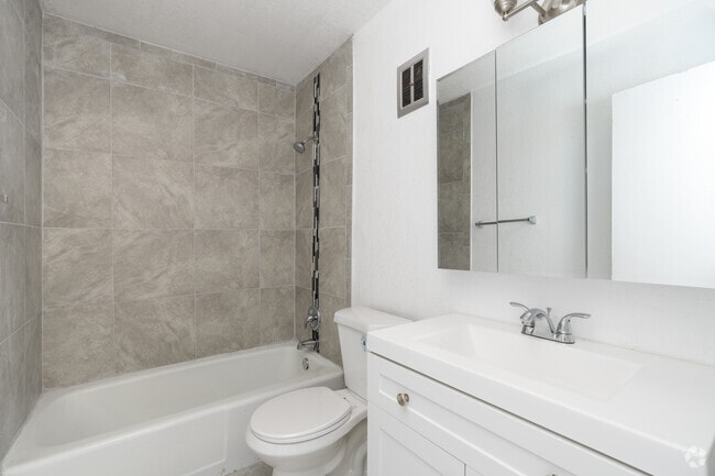 2BR, 1BA - 700SF - Bathroom