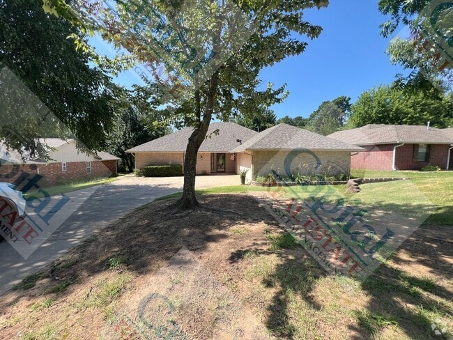 Building Photo - Spacious 4 Bedroom Rental