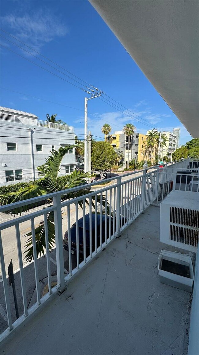 Photo - 401 Collins Ave Unit 15