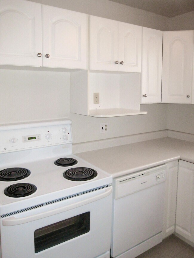 Kitchen at 1415 Rothesay Townhouses, Winnipeg, MB R2G 1V3 - Rothesay Townhouses