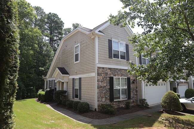 Building Photo - Beautifully Maintained End Unit Townhome i...