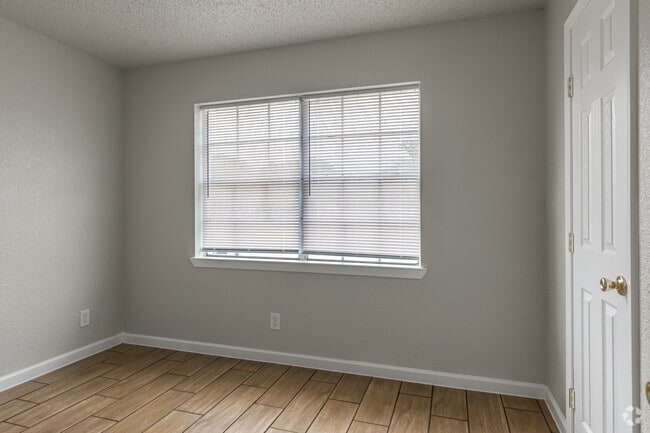 2BR, 1BA - 654SF - Primary Bedroom