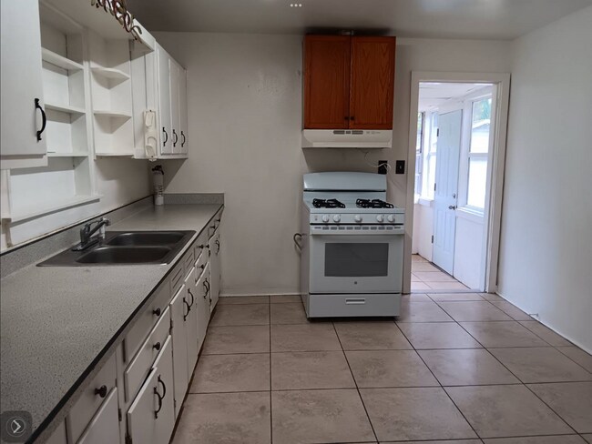 Photo - 141 White St