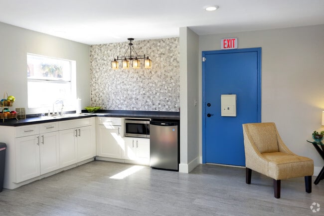 Business Center - Dauphine Apartments