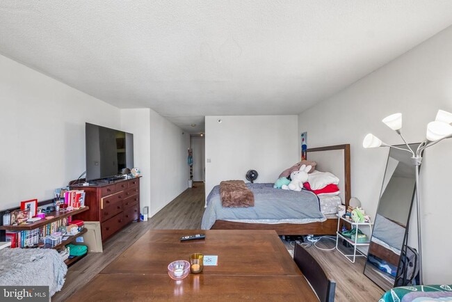 Building Photo - 2020 Walnut St Unit 28A