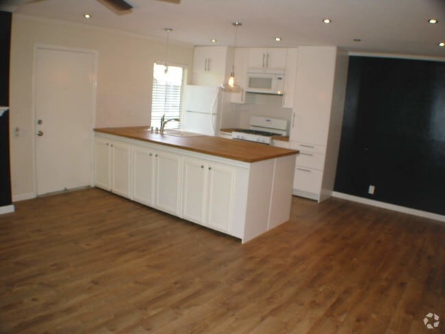 Building Photo - 2849 S Fairview St Unit D Rental