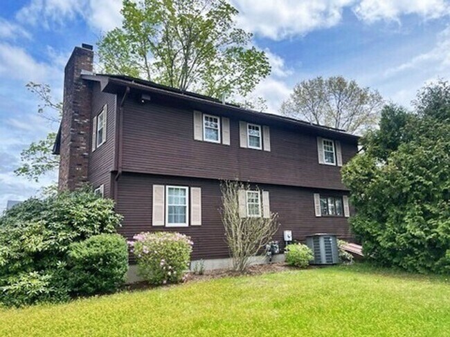Building Photo - 73 Elm St